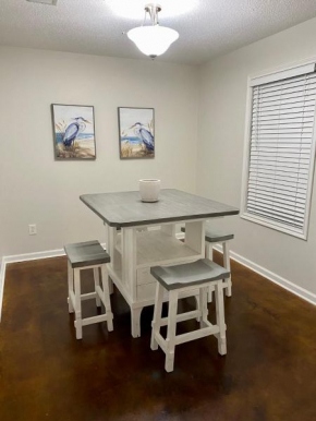 Conveniently located South Lake Charles Apartment
